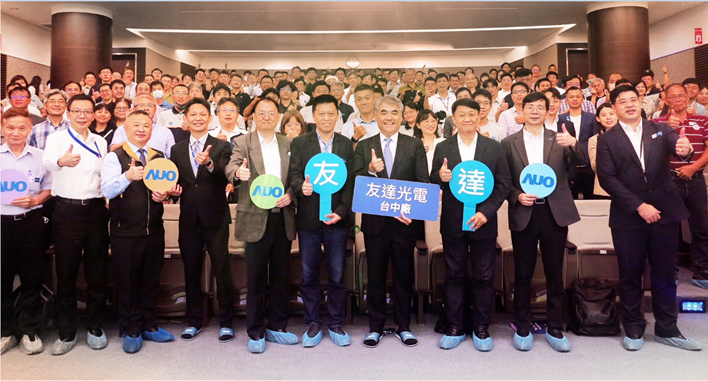友達以太陽能解決方案領航者，跨足建築領域，4日在台中廠區舉辦「光電建築一體化研討會」，邀請產業先驅共同推動綠化，打造新一代智慧綠建築。